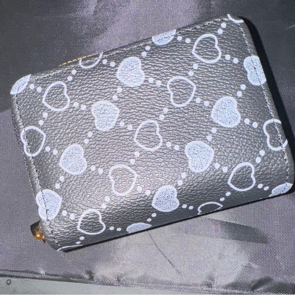 NWT small, thick, wide card wallet, black and gray with heart design
